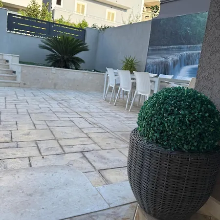 Mondi * Golem (Tirana)